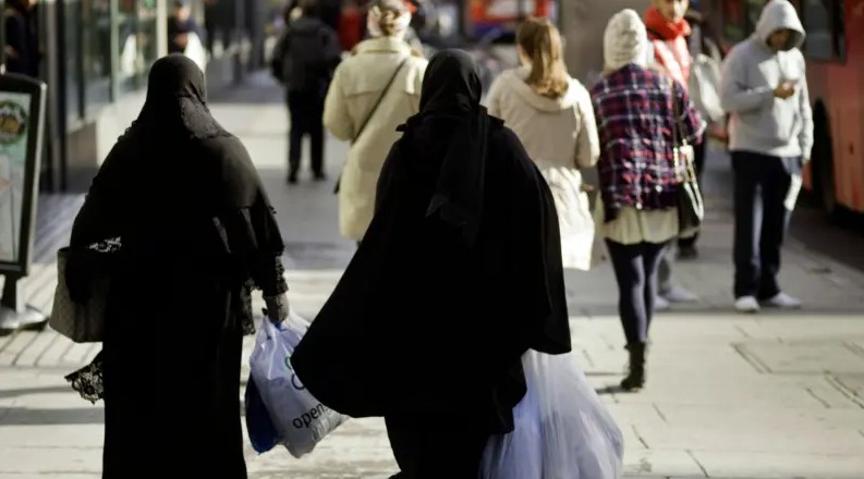 যুক্তরাজ্যে আশ্রয় পেতে বাংলাদেশিরা যা করছে : নাস্তিকতার ভান, সমকামী সাজছেন / বিবিসি’র অনুসন্ধান